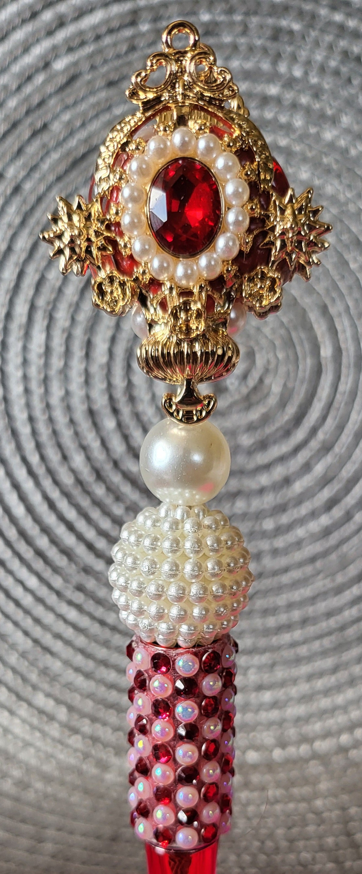 Beautiful Red and White Christmas Pen