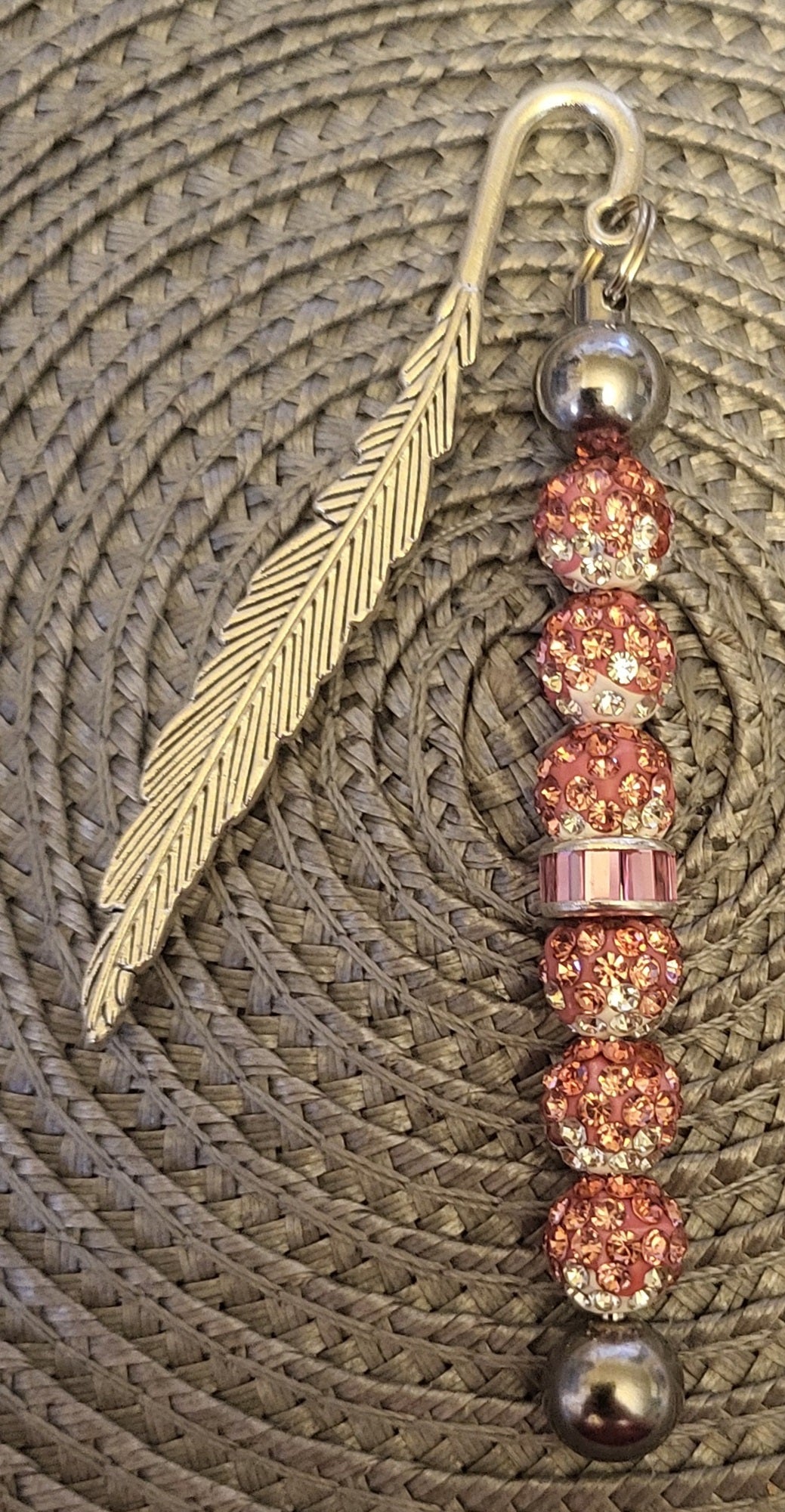 Marque page plume avec perles strass roses et blanches