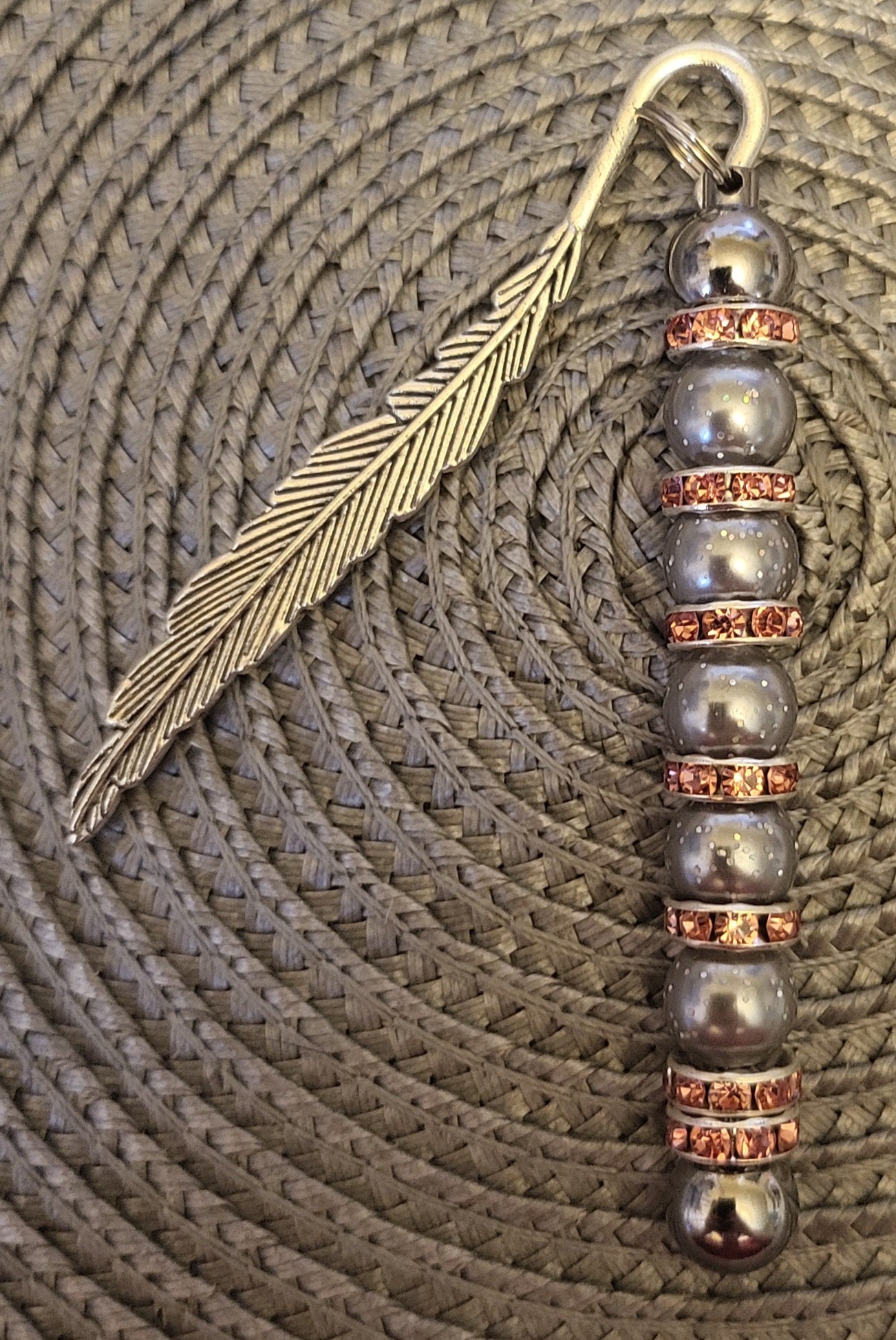 Marque-page plume avec perles argentées et entretoises en strass