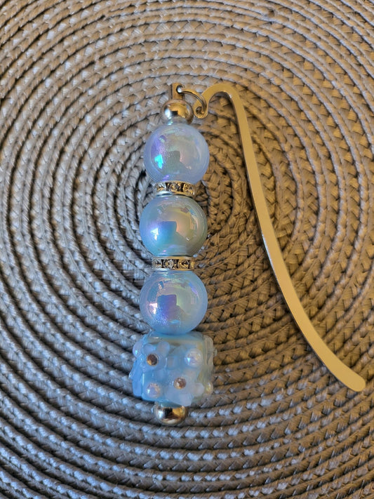 Marcador de cuentas dorado con cuentas azul celeste